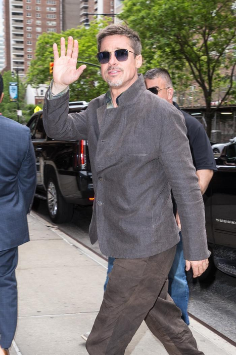 Cum a fost surprins BRAD PITT, pe străzile din New York, la 8 luni de la divorţ!