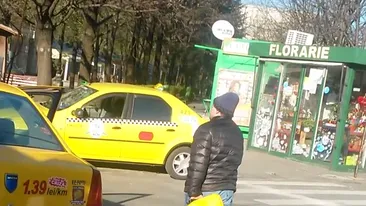 Aventurile lui Tudorel Popa prin Bucuresti! Merge cu tramvaiul si saluta soferii la trecerea de pietoni!