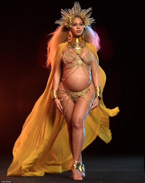 Beyonce se află în spital de mai bine de o săptămână după ce a născut, din cauză că gemenii săi au venit pe lume prematur