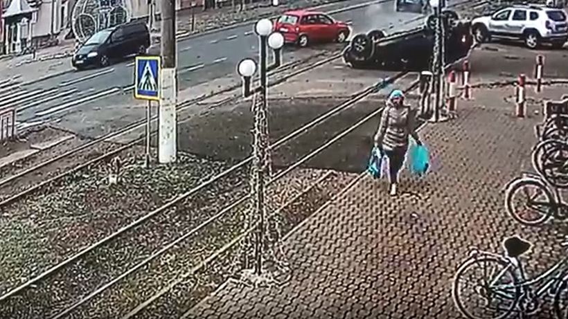VIDEO. Accident spectaculos în Arad. O maşinuţă loveşte un SUV şi îl răstoarnă. Reacţia fabuloasă a celui mai apropiat martor
