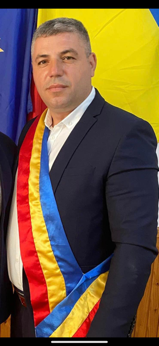 Ce hobby-uri scumpe are primarul celei mai sărace localități din România și cu ce mașină își face drumurile