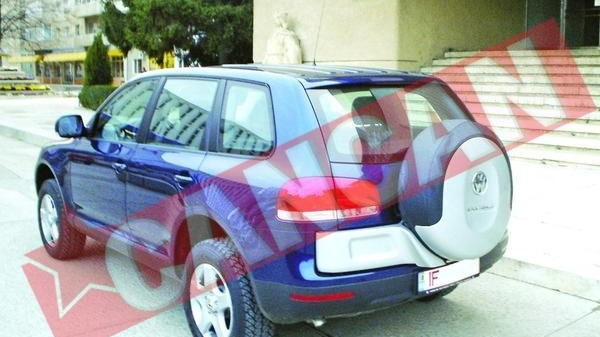 Prefectul de vaslui a intrat cu Touaregul de serviciu In gard
