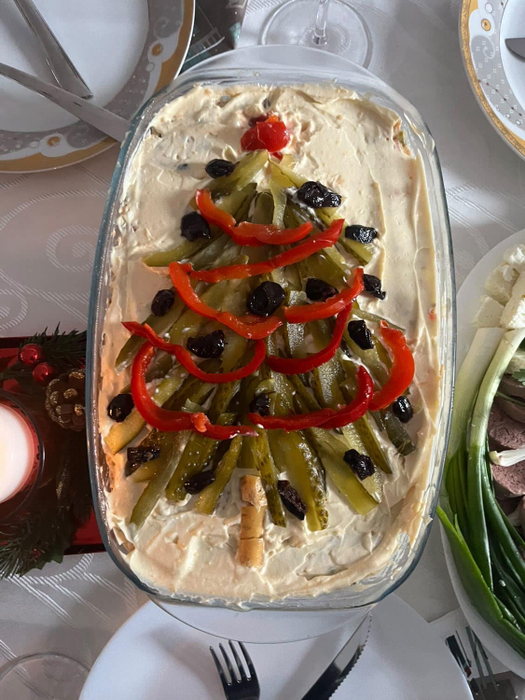 Salata de boeuf este nelipsită de sărbători/ Sursa foto: Facebook