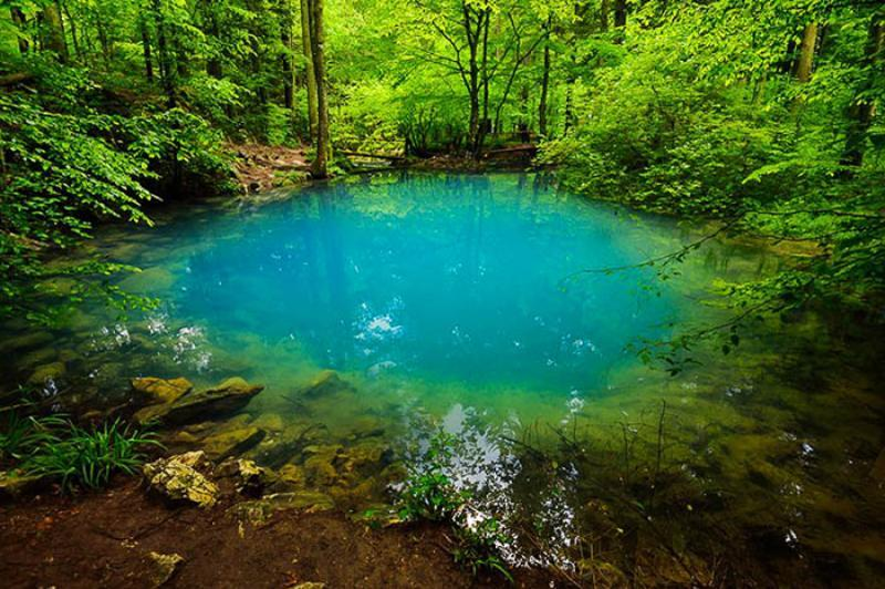 Un român a intrat în producţia de accesorii de lux în Elveţia! Lansează un ceas în ediţie limitată inspirat din ”Lacul Dracului” din Transilvania!