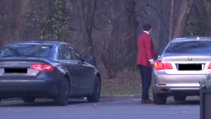 Flagrant amoros! "Prinţul" şi o hostessă fierbinte s-au sărutat pe furiş în parc, dar noi am fost pe fază!