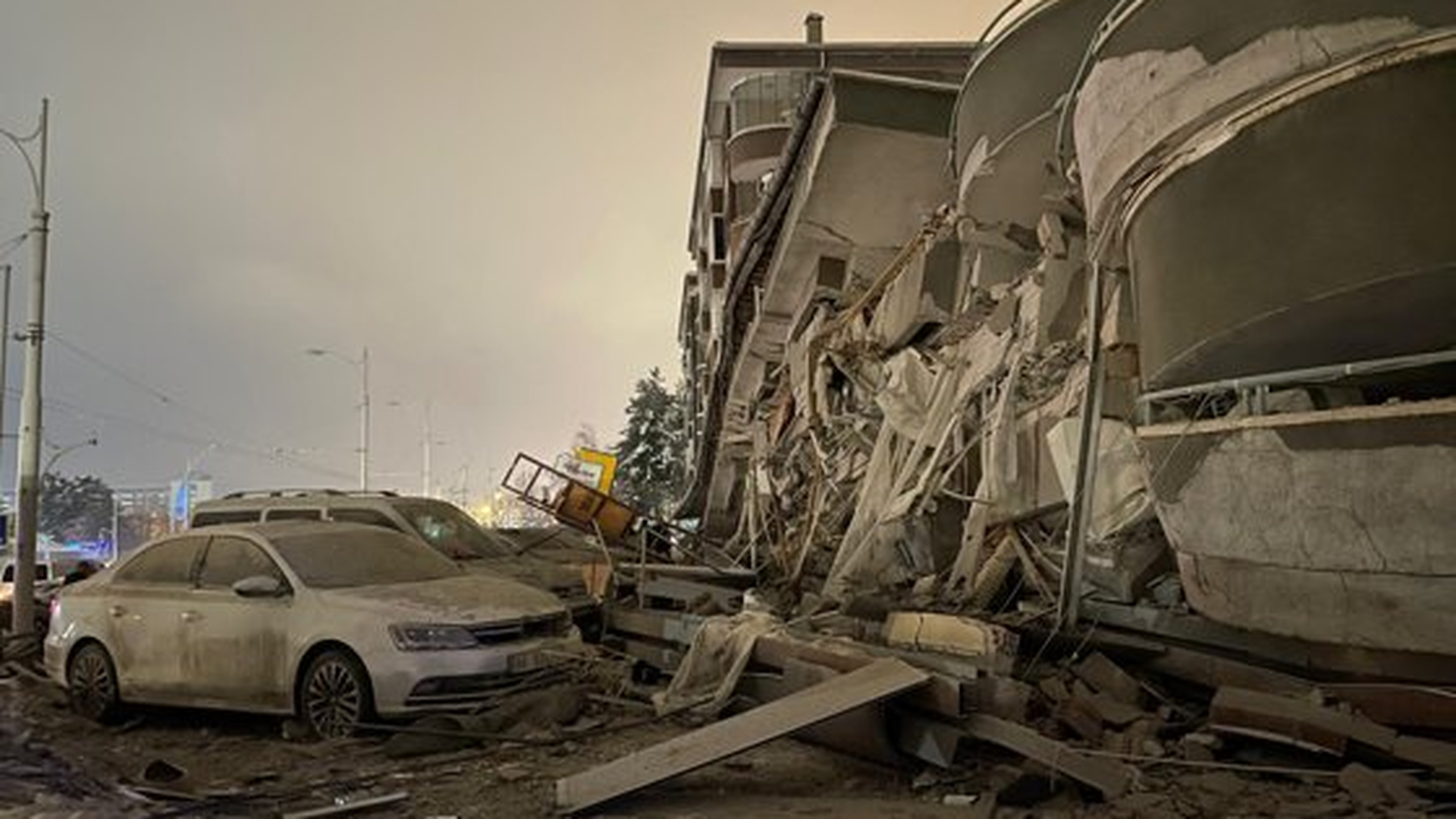 Cutremur puternic în Turcia! Peste 100 de oameni și-au pierdut viața