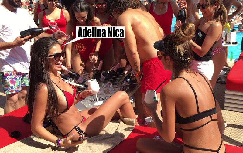 Adelina discută cu una dintre prietenele care a însoţit-o la Player Club Bucharest