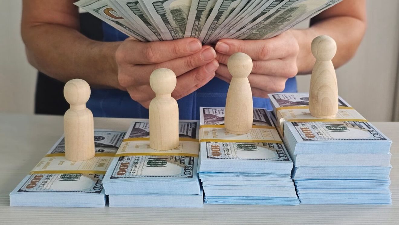 Averile miliardarilor cresc tot mai repede! Cei mai bogați 12 oameni din lume au mai mulți bani decât cei mai săraci 4 miliarde la un loc