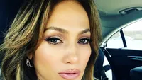 Şi-a ridicat maioul şi a lăsat totul la vedere! Cum arată sânii naturali ai lui Jennifer Lopez fără sutien, la 47 de ani