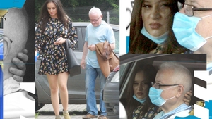Iri a dus-o la coafor pe iubi (- 40 de ani), iar ea l-a răsplătit cu gesturi tandre. I-am filmat în timp ce...