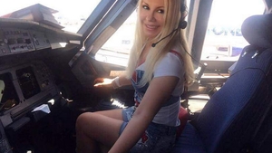 E incredibil cum arată mama lui Dan Bălan la aproape 60 de ani. Tanti Ludmila s-a pozat...în cabina piloţilor!