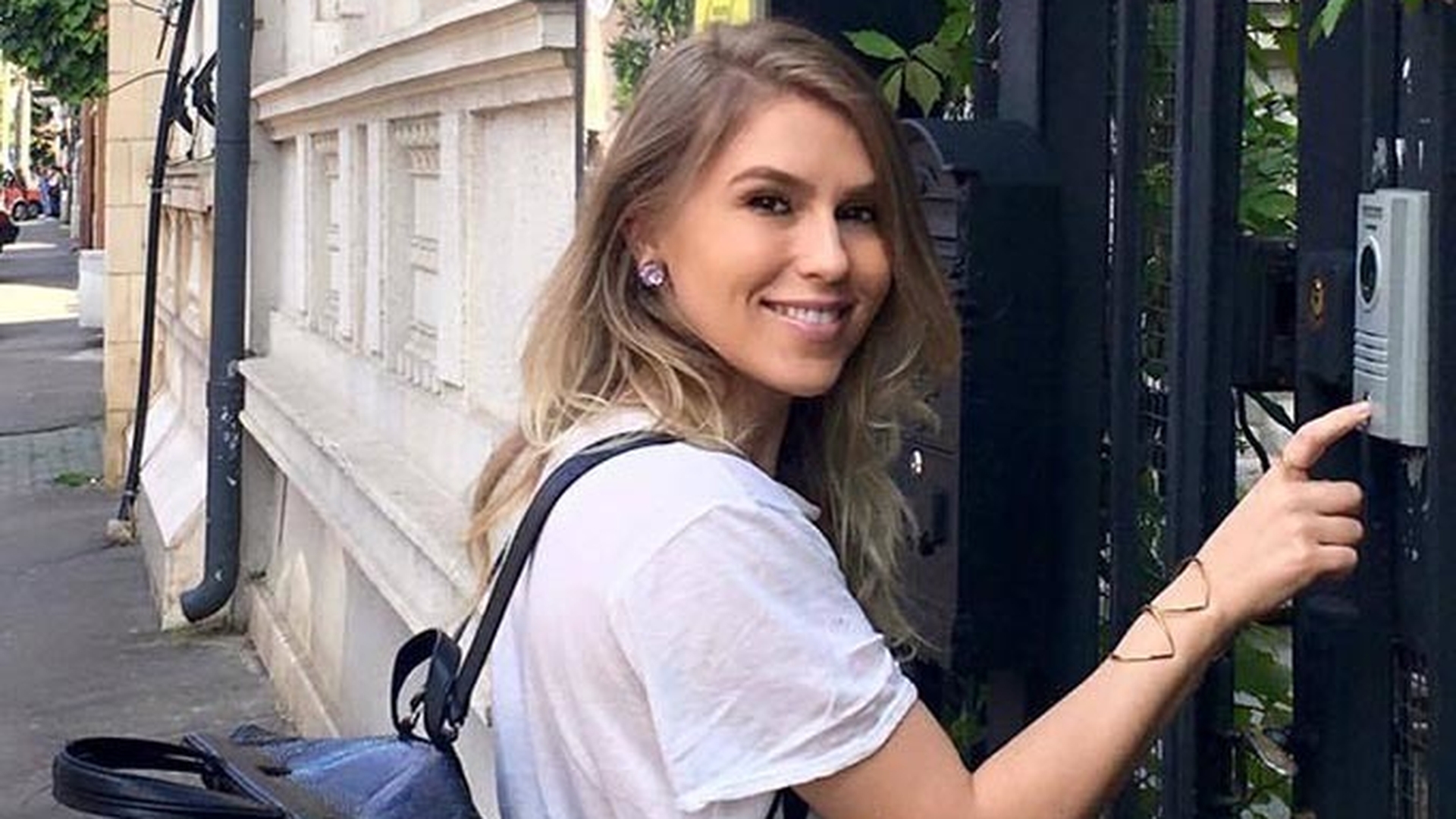 CORINA s-a filmat în timp ce conducea în lenjerie intimă, dar fanii au observat alt detaliu: ”Unde este... ”