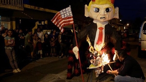 Fotografii cu DONALD TRUMP, arse la o ceremonie ciudată din Guatemala: Participanţii au spus că e reprezentarea diavolului