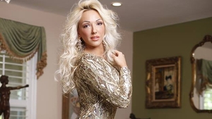 Alexandra Harra si-a luat rochie noua! Vezi daca ii sta bine in noua tinuta!