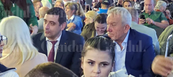 Primarul Buzăului, Constantin Toma, „luptător” anti-suveraniști și critic înverșunat al apropierii PSD de AUR, fotografiat aseară în compania lui George Simion. Liderul AUR nu mai scăpa de edil, care s-a ținut după el în tot aeroportul, inclusiv la coada de îmbarcare