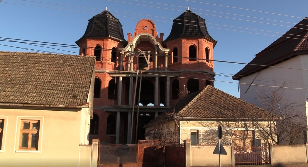 Uriaşele clădiri fantomatice răsar ameninţător dintre casele obişnuite