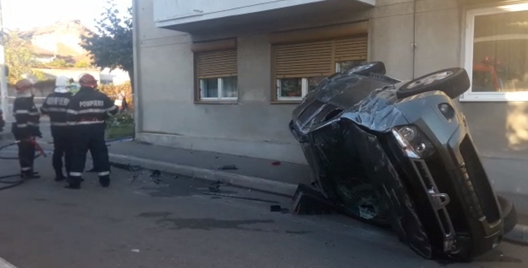 Maşina în care se afla comisarul-şef s-a răsturnat (Foto: ISU Mehedinţi)