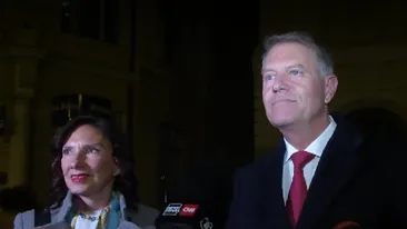 Cum a venit îmbrăcată Carmen Iohannis la slujba de Înviere din Sibiu. Prima Doamnă a României a atras toată atenția