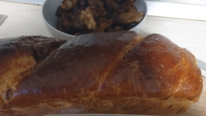 Ce a scris un român pe salata boeuf, de Revelion? Invitații au rămas mască