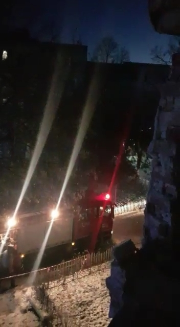 Explozie urmată de incendiu într-un bloc din Găeşti. Localnicii au fost evacuați de urgență | FOTO