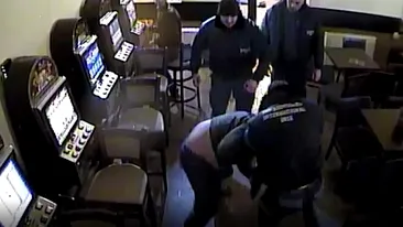 IMAGINI ȘOCANTE. Trei bodyguarzi snopesc în bătaie doi clienți ai unui bar, în Arad. Detalii exclusive din anchetă