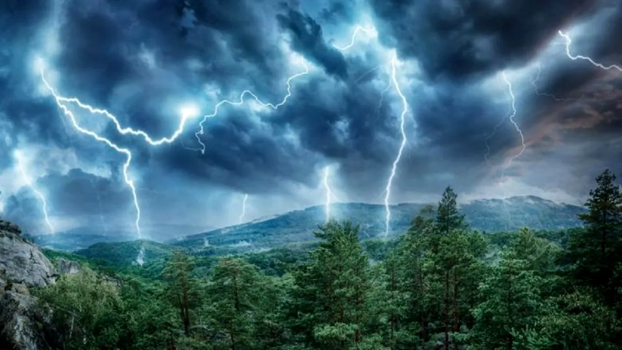 Vine prăpădul! ANM, anunț de ultim moment: cod roșu de fenomene meteo extreme, în mai multe județe din România