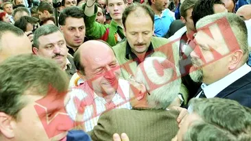 Basescu face baie de multime pe plaja