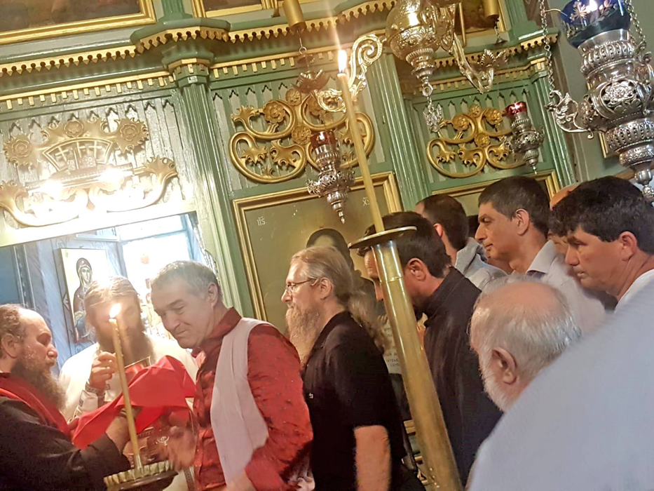 Gigi Becali, între credinciioși, la Mănăstirea Frăsinei