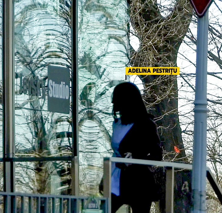 Adelina Pestrițu intră în salon (Foto: CANCAN.RO)