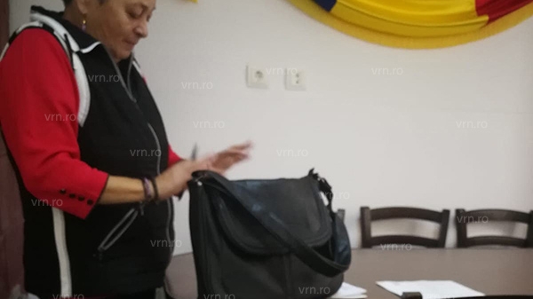 O escroacă din Vaslui, cu găleata de clor prin primării! Se dă bolnavă de cancer, încercând să obțină sume mari de bani
