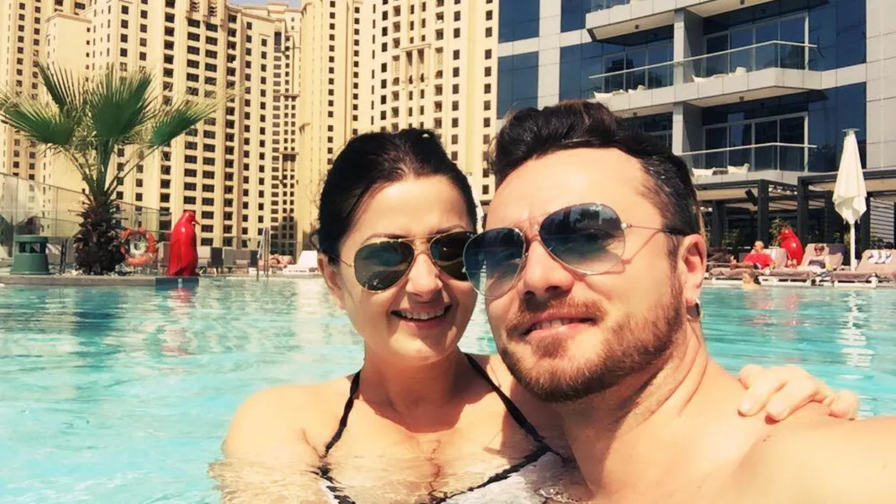 TAVI CLONDA s-a pozat în dormitor şi a scăpat imaginea pe internet! Uite de ce se bucură GABRIELA CRISTEA