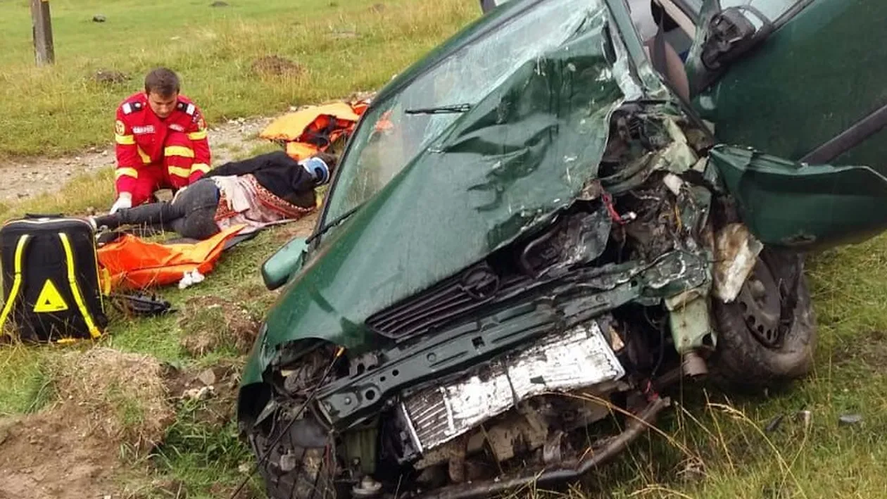 Accident cumplit pe DN 1 A, la Cheia. O mașină a intrat în plin într-un tir. Patru tineri au fost răniți grav