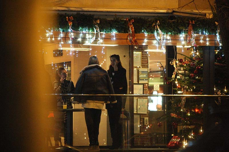 Fetele, la o ţigară şi la o glumă, în faţa restaurantului