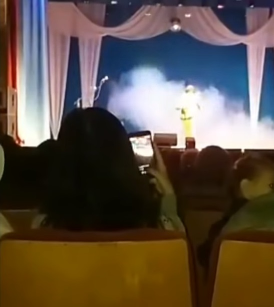 Scene înfiorătoare! O cântăreață celebră a murit în timp ce cânta. Ultimele clipe de viață au fost filmate