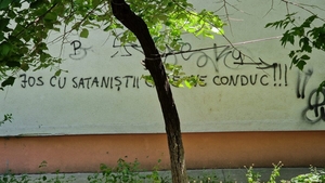 Misteriosul mesaj „Jos cu sataniștii care ne conduc” ascunde un indiciu despre autor. Cine scrie pe clădirile din București