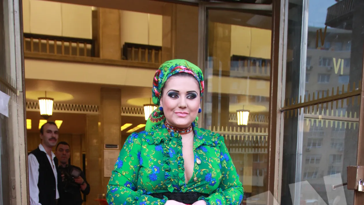 Bianca Rus, acuzata a plecat cu “amintiri” dintr-un apartament! Ar fi luat un aparat foto si un lantisor!