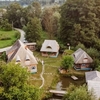 Cum arată „satul” din România scos la vânzare pentru 750.000 de euro. Ce primește cumpărătorul