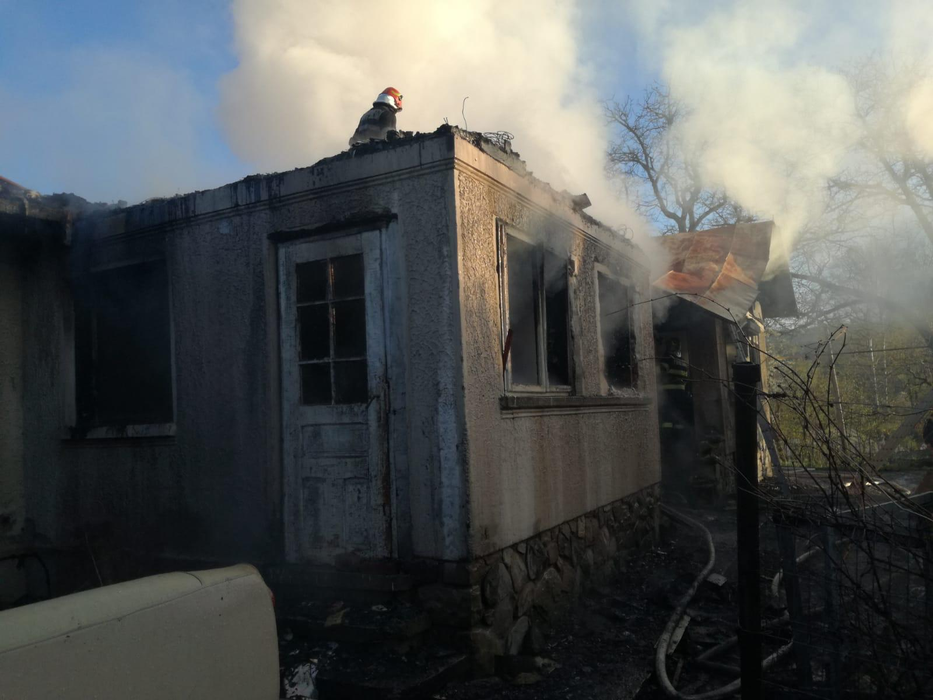 Incendiu devastator în Prahova! Patru case s-au făcut scrum. O femeie a ajuns la spital VIDEO