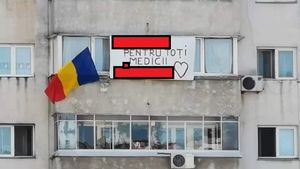 Gestul emoţionant al unui român pentru cadrele medicale din întreaga lume, aflate în lupta cu noul coronavirus! Ce a scris pe o pancartă atârnată la balcon 