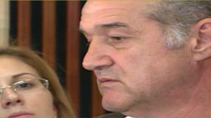 Becali, intrebat daca ia in calcul o cerere de gratiere catre Traian Basescu: "Ce, imi cad galoanele?"