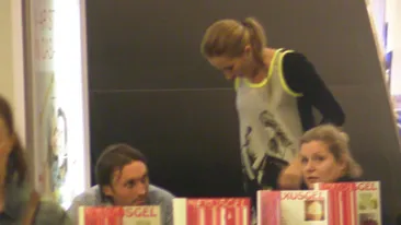 Crina Abrudan da tonul, Gabi Popescu executa! La ei in casa canta gaina!