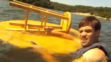 Fac schi nautic pe scaunul de bar! Vedeti aici cine sunt curajosii si cum se descurca