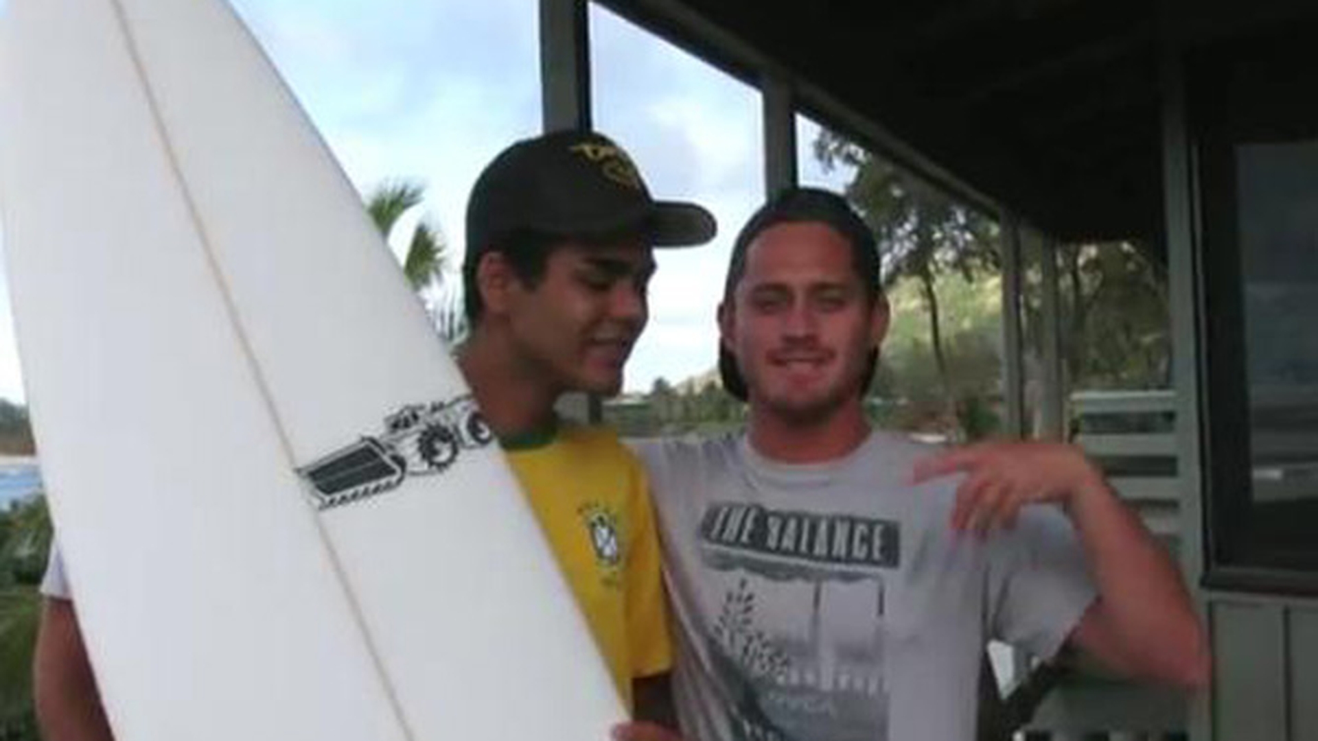 Video nebunesc! Un pusti orb face surfing - Uite cum se descurca pe placa desi nici nu stie cum arata marea sau plaja!
