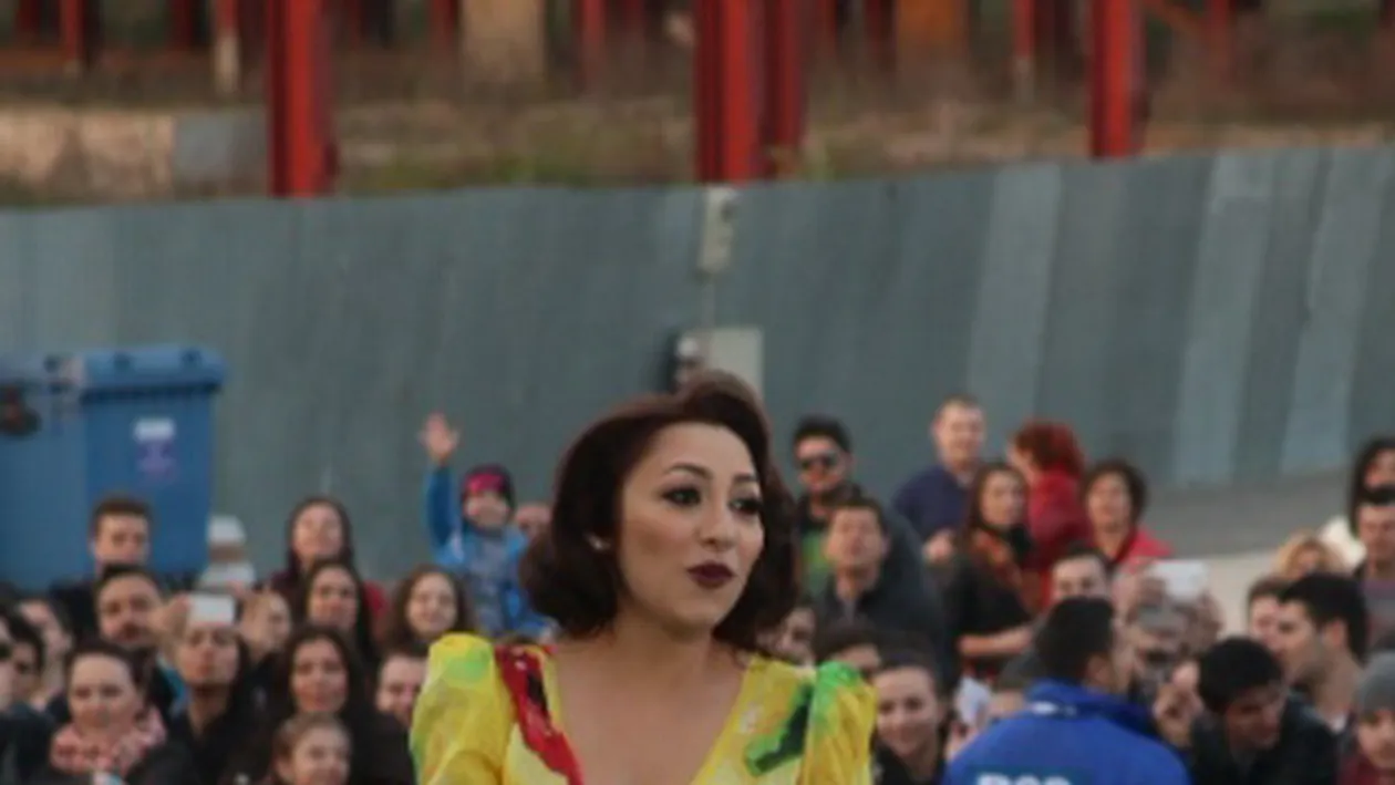 Nimeni nu si-a putut lua ochii de la decolteul ei generos! Uite tinuta cu care Andra a reusit sa atraga toate privirile!