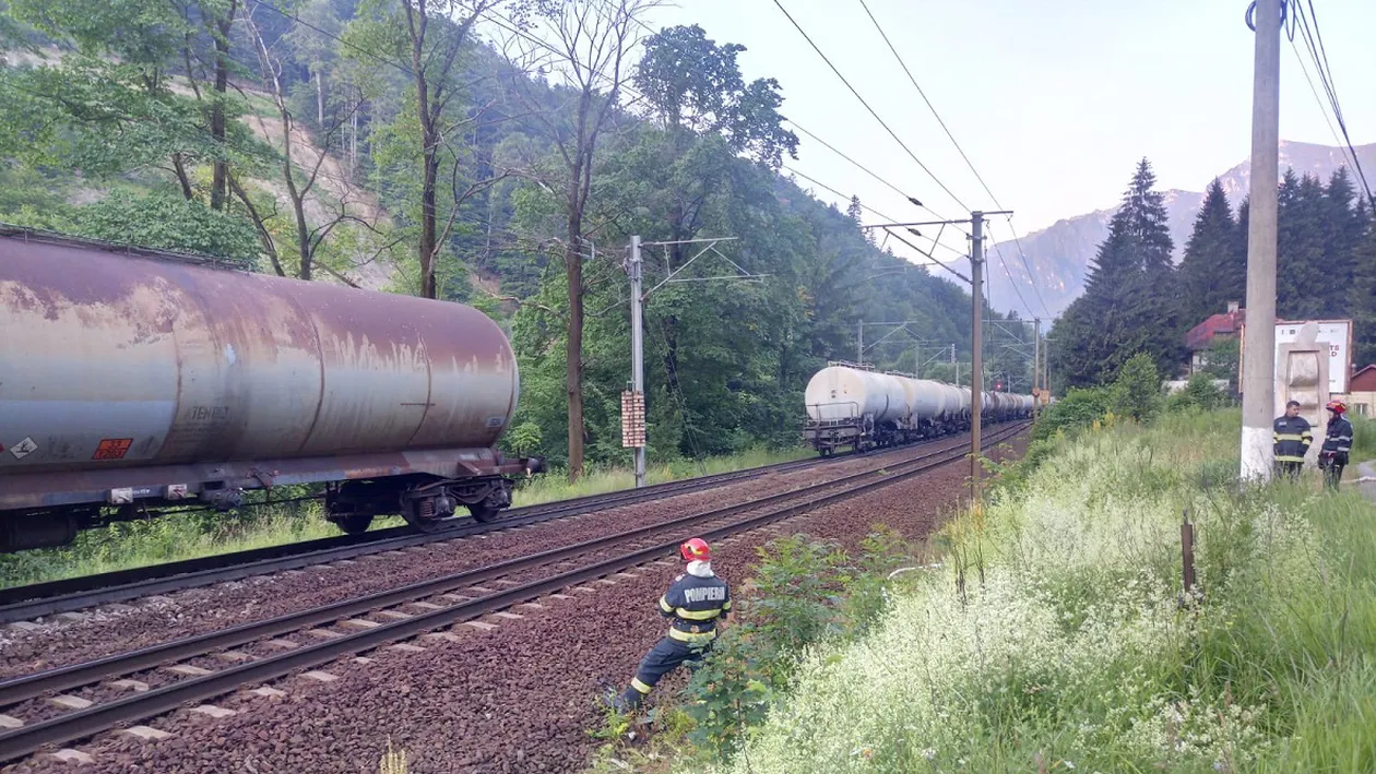 Stare de alertă în Prahova, după ce un tren plin cu zeci de tone de benzină a luat foc. A fost blocat traficul feroviar între Bușteni și Azuga