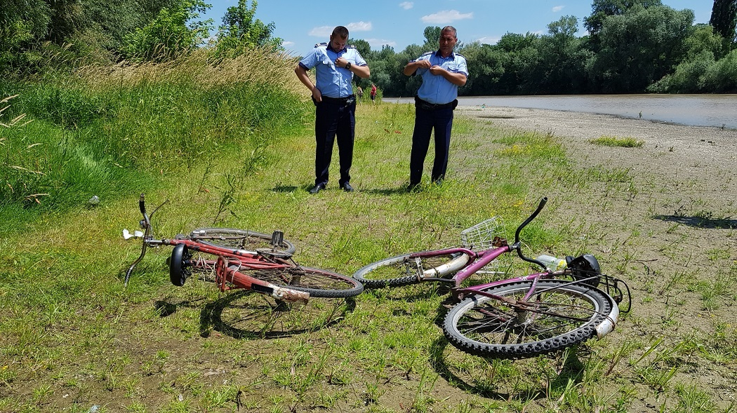 Fetiţele veniseră cu bicicletele la râu