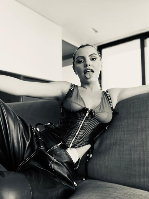 Alexandra Stan, topless în brațele lui Tristan Tate! Imaginea din cuibușorul de nebunii al celor doi a fost dată presei de un “apropiat”’
