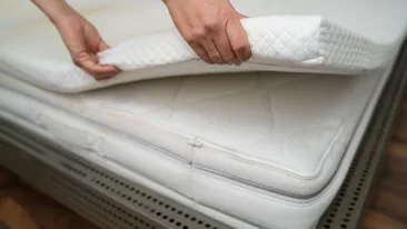 VIDEO | Înfricoșător! Ce se ascunde în saltelele din camerele de hotel