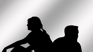 BANCUL ZILEI | O femeie geloasă îl pune pe partener să poarte un tricou „special” când iese cu băieții
