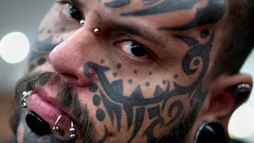 Diavolul zburător a aterizat la Bucureşti! Vezi fotografiile incredibile cu cel mai tatuat om din lume